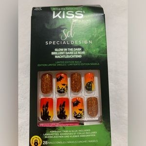 Kiss Special Edition Glow in the dark press on nails